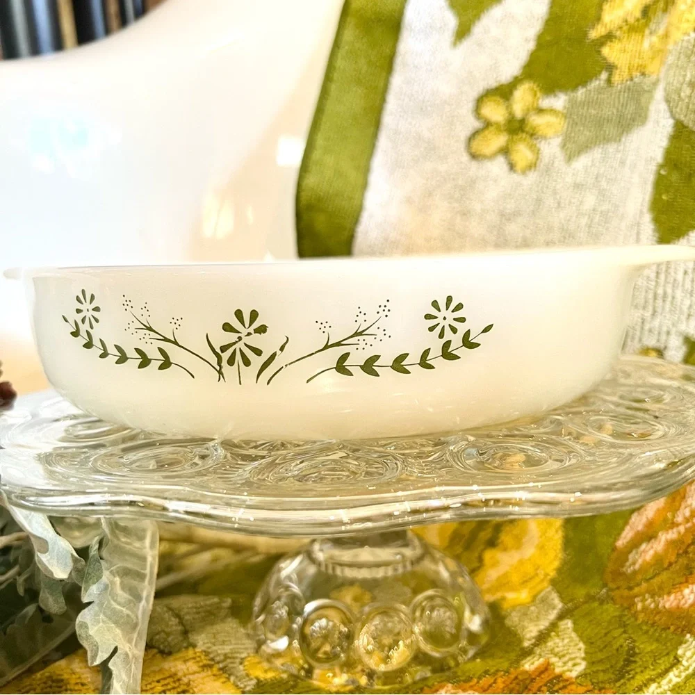 VINTAGE GLASBAKE GREEN DAISY Flower ROUND 8” CASSEROLE BAKING DISH CAKE PIE 2429